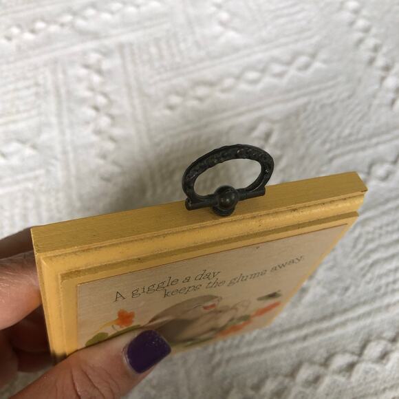 A Giggle A Day Keeps the Glums Away Vintage Hallmark Miniature Wall Hanging 3.5β - Picture 6 of 7